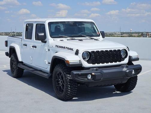 Bright White Clearcoat 2025 Jeep Gladiator Texas Trail