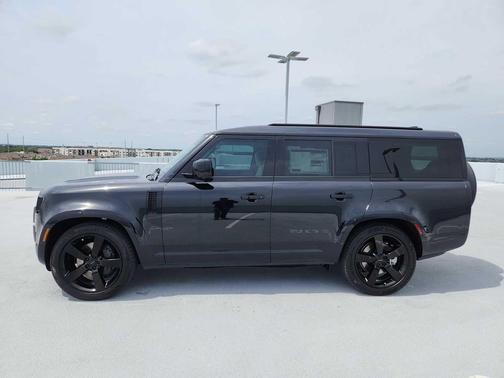 SANTORINI BLACK 2026 Land Rover Defender P400 X-Dynamic SE