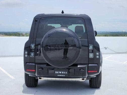 SANTORINI BLACK 2026 Land Rover Defender P400 X-Dynamic SE