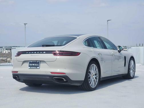 Chromite Black Metallic 2023 Porsche Cayenne Cayenne Platinum Edition