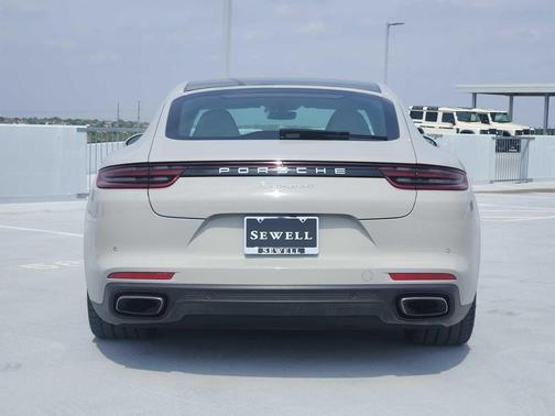 Chromite Black Metallic 2023 Porsche Cayenne Cayenne Platinum Edition