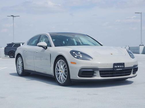 Chromite Black Metallic 2023 Porsche Cayenne Cayenne Platinum Edition