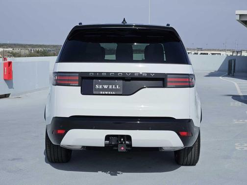 Fuji White 2026 Land Rover Discovery Dynamic SE