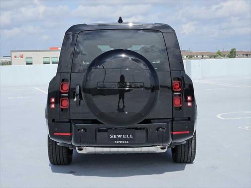 2025 Land Rover Defender 130 P400 X-Dynamic SE