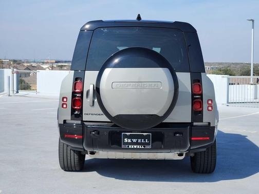 2024 Land Rover Defender 130 P400 X-Dynamic SE