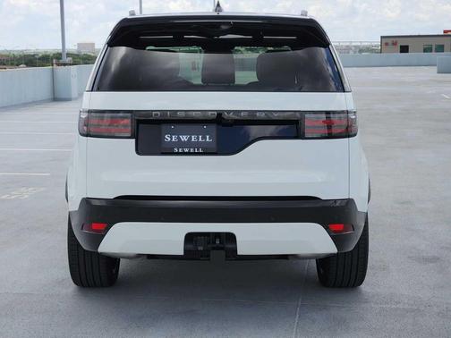 Fuji White 2026 Land Rover Discovery Dynamic SE