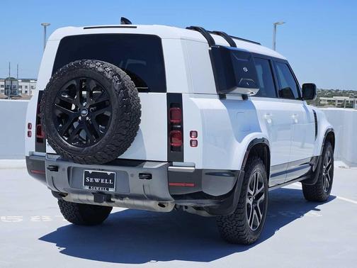 2024 Land Rover Defender 130 P400 Outbound