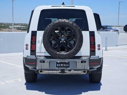 2024 Land Rover Defender 130 P400 Outbound