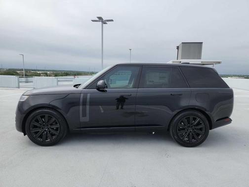 SANTORINI BLACK 2026 Land Rover Range Rover P550e SE