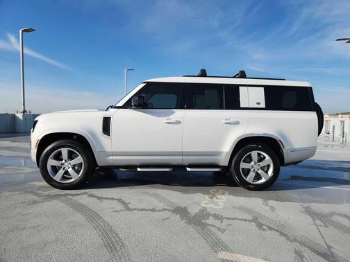 2023 Land Rover Defender SE