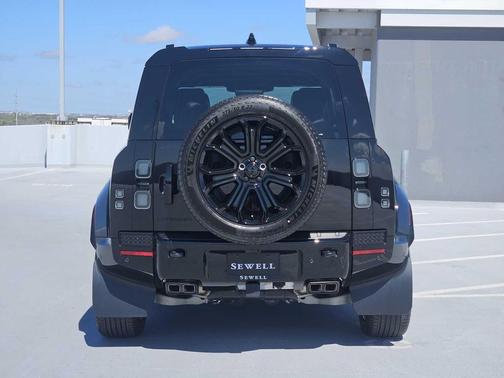 2026 Land Rover Defender P635 OCTA Black
