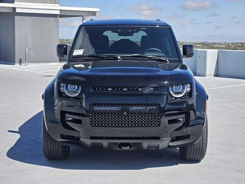 2026 Land Rover Defender P635 OCTA Black