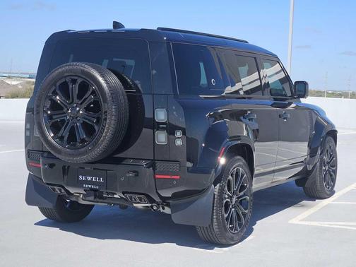 2026 Land Rover Defender P635 OCTA Black