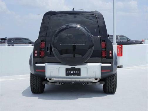 2025 Land Rover Defender 110 P300