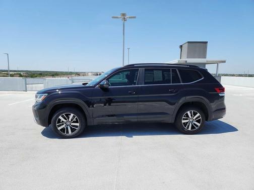 Deep Black Pearl 2022 Volkswagen Atlas 2.0T SE