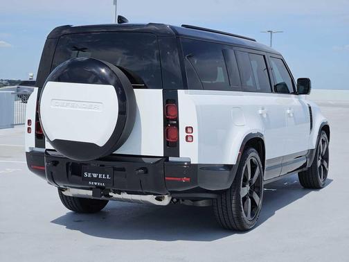 2025 Land Rover Defender 130 P400 X-Dynamic SE