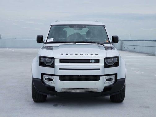 Hakuba Silver Metallic 2024 Land Rover Defender 110 P300 S