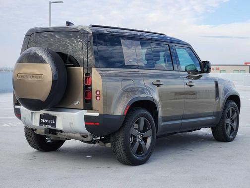 2023 Land Rover Defender SE