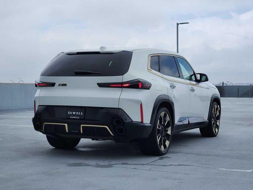 Mineral White Metallic 2023 BMW XM Base