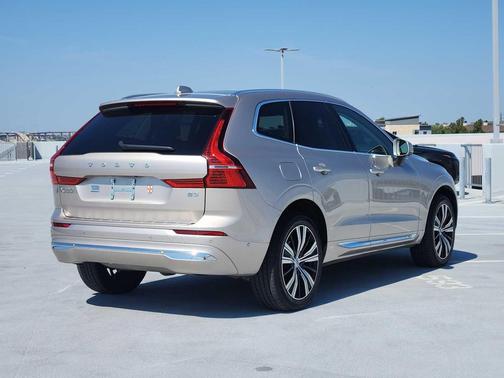 2023 Volvo XC60 B5 Ultimate Bright Theme