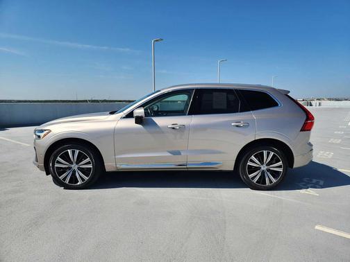 2023 Volvo XC60 B5 Ultimate Bright Theme