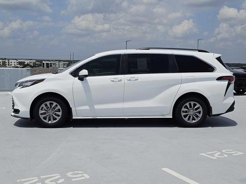 2022 Toyota Sienna LE