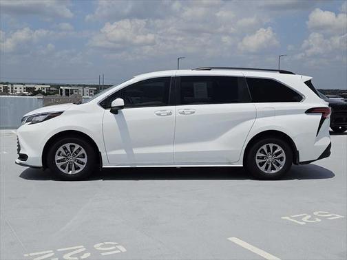 2022 Toyota Sienna LE