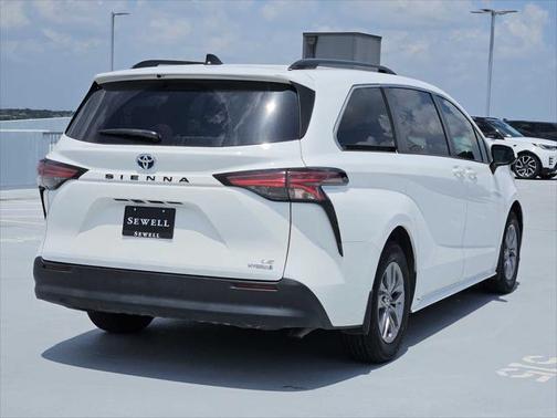 2022 Toyota Sienna LE