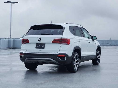 Pure White 2022 Volkswagen Taos 1.5T SE