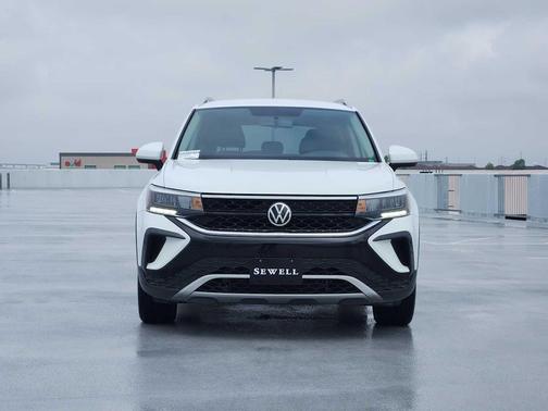 Pure White 2022 Volkswagen Taos 1.5T SE