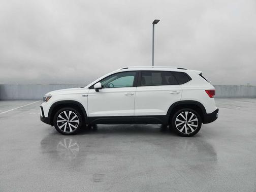 Pure White 2022 Volkswagen Taos 1.5T SE