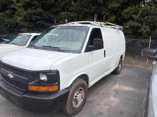 Summit White 2009 Chevrolet Express 2500 Work Van