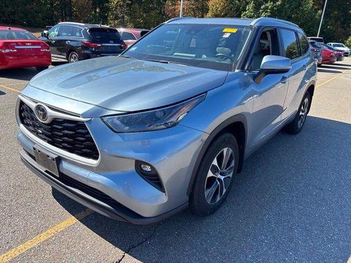Gray 2023 Toyota Highlander XLE