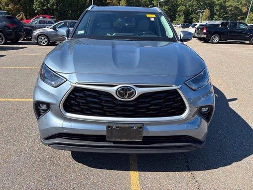 Gray 2023 Toyota Highlander XLE