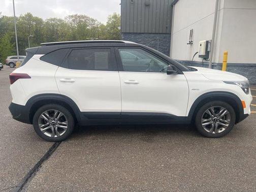 White 2021 Kia Seltos S