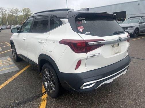 White 2021 Kia Seltos S