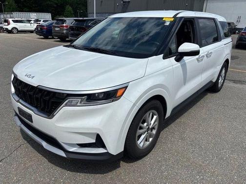 White 2024 Kia Carnival LX