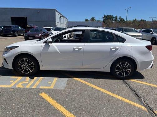 White 2023 Kia Forte LXS