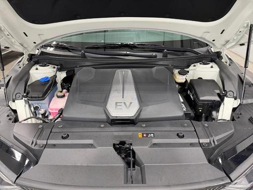 White 2023 Kia EV6 Wind