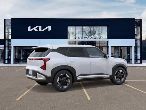White 2027 Kia Seltos S