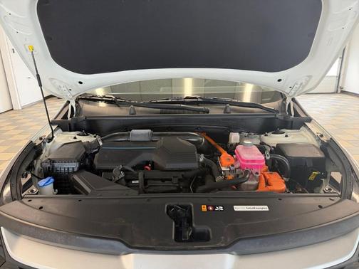 White 2023 Kia Sportage Hybrid LX