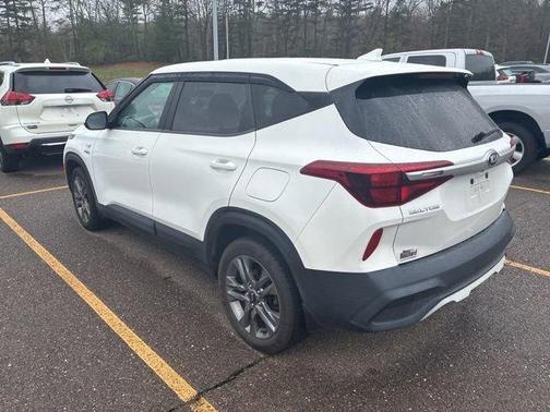 White 2021 Kia Seltos LX