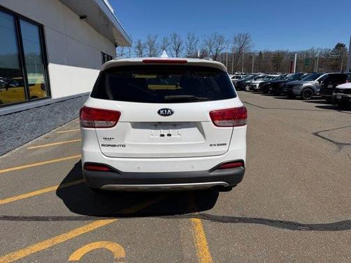 White 2016 Kia Sorento EX