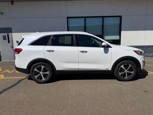 White 2016 Kia Sorento EX