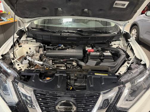 White 2019 Nissan Rogue SV