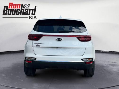 White 2022 Kia Sportage LX
