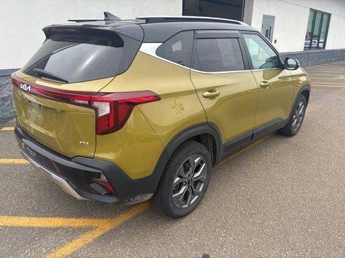 Green 2024 Kia Seltos S