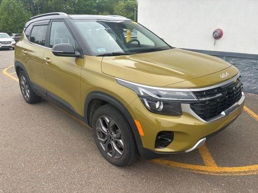 Green 2024 Kia Seltos S