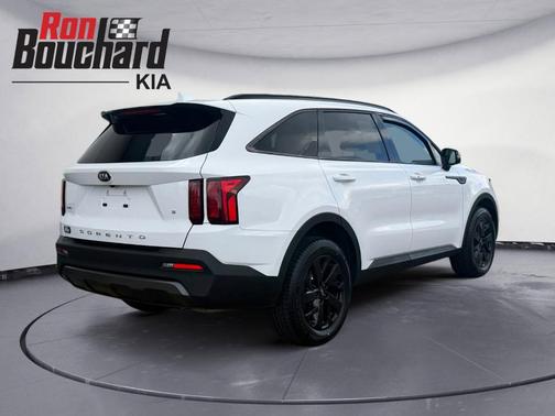 White 2021 Kia Sorento S