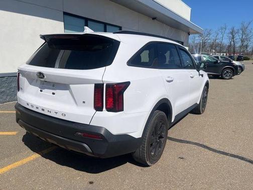 White 2021 Kia Sorento S